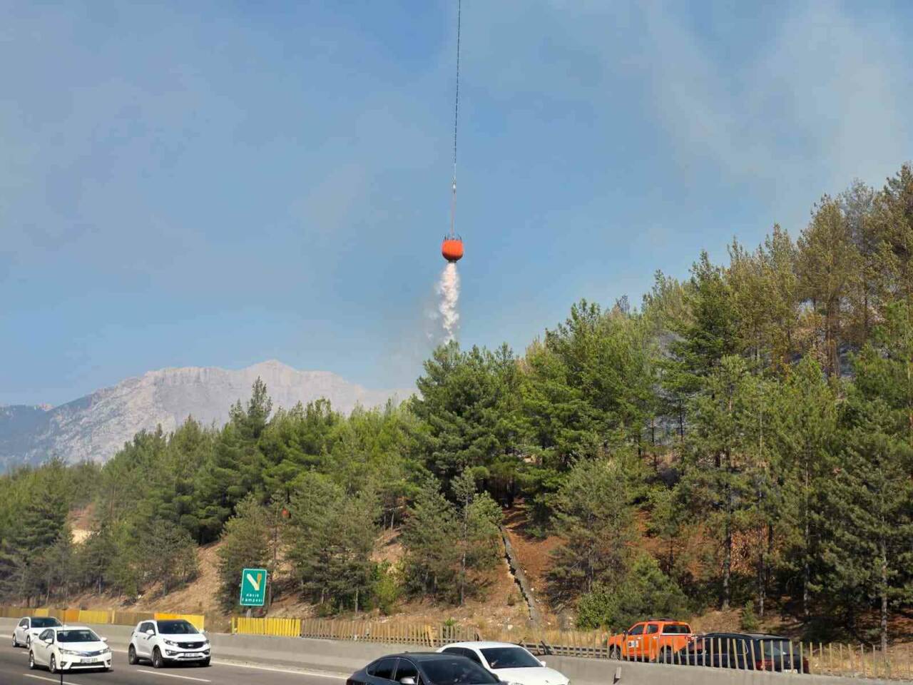 Adana’nın Pozantı ilçesinde otoyolda yanan aracın sebep olduğu orman yangını,