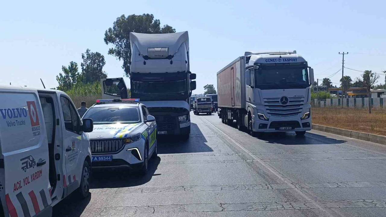 Alanya-Manavgat D-400 Karayolu’nda arıza yapan tır, bunaltıcı sıcakta kilometrelerce araç