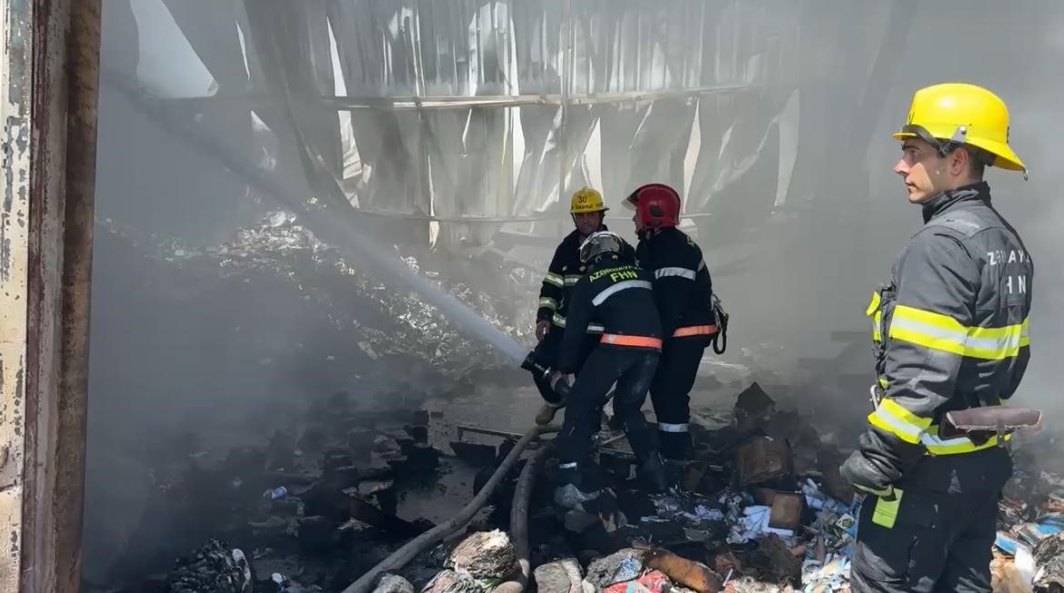 Azerbaycan’ın başkenti Bakü’de bulunan Sederek Alışveriş Merkezi’nin deposunda yerel saatle