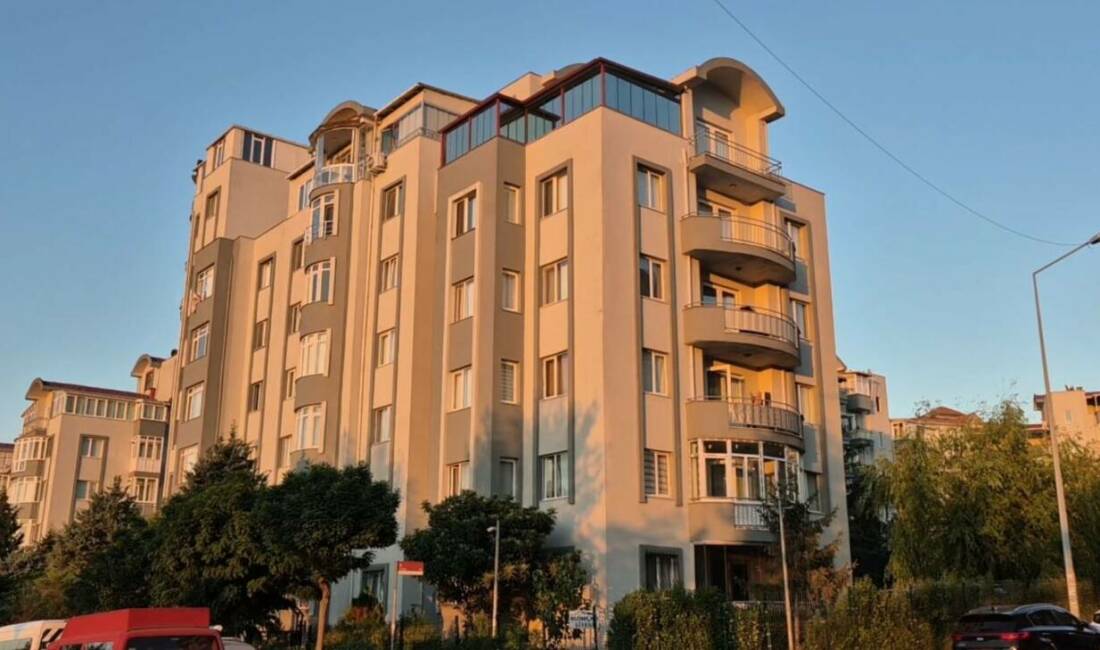Bahçeşehir’de boşanma aşamasında olduğu eşinin oturduğu siteye moto kurye kılığında