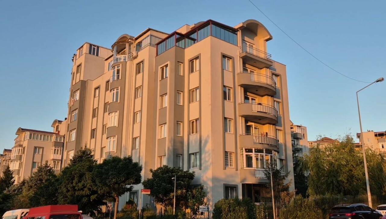 Bahçeşehir’de boşanma aşamasında olduğu eşinin oturduğu siteye moto kurye kılığında