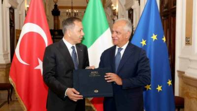 İçişleri Bakanı Ali Yerlikaya, İtalya İçişleri Bakanı Matteo Piantedosi ile