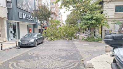 Balıkesir’in Bandırma ilçesinde gece saatlerinde fırtına ve sağanak yağış etkili