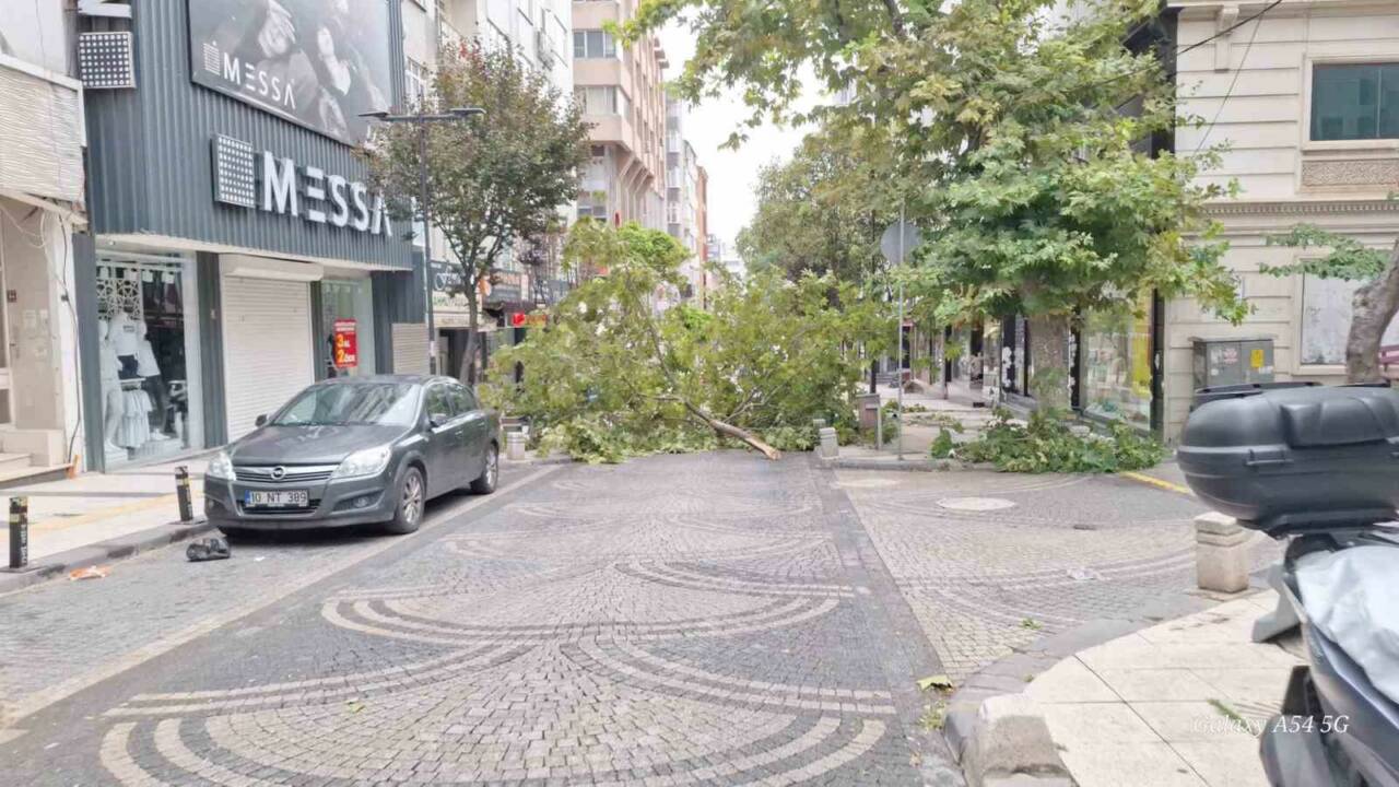 Balıkesir’in Bandırma ilçesinde gece saatlerinde fırtına ve sağanak yağış etkili