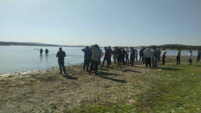 Şanlıurfa’nın Bozova ilçesinde girdikleri Atatürk Baraj Gölü’nde boğulma tehlikesi geçiren