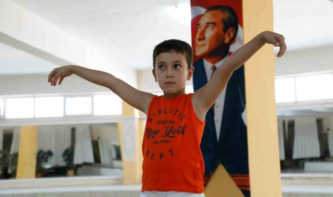 Aydın Büyükşehir Belediyesi’nin yaz kursları kapsamında düzenlediği halk oyunları eğitimlerinde