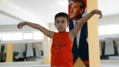 Aydın Büyükşehir Belediyesi’nin yaz kursları kapsamında düzenlediği halk oyunları eğitimlerinde