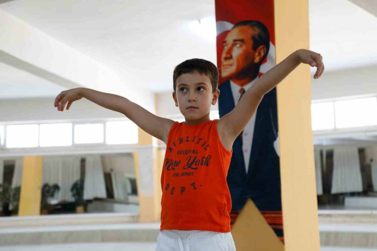 Aydın Büyükşehir Belediyesi’nin yaz kursları kapsamında düzenlediği halk oyunları eğitimlerinde