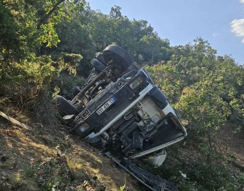 Eskişehir’de şarampole yuvarlanan beton mikserinde sıkışan yaralı, AFAD ekipleri tarafından