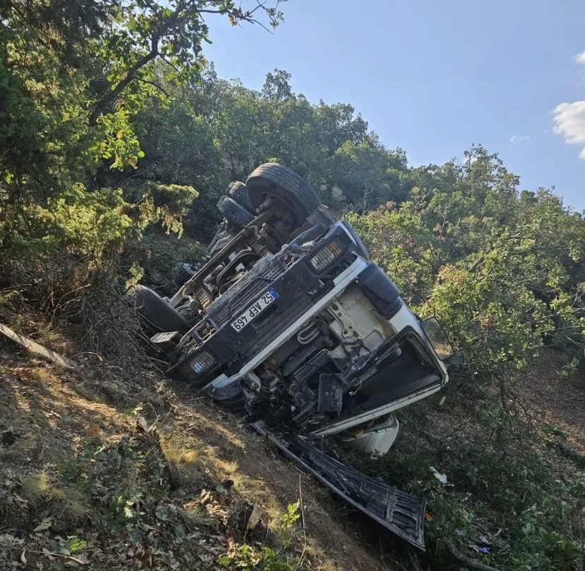 Eskişehir’de şarampole yuvarlanan beton mikserinde sıkışan yaralı, AFAD ekipleri tarafından