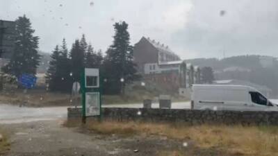 Bursa’da aşırı sıcaklıklardan bunalan vatandaşlar, 5 dakika etkili olan yağmurla