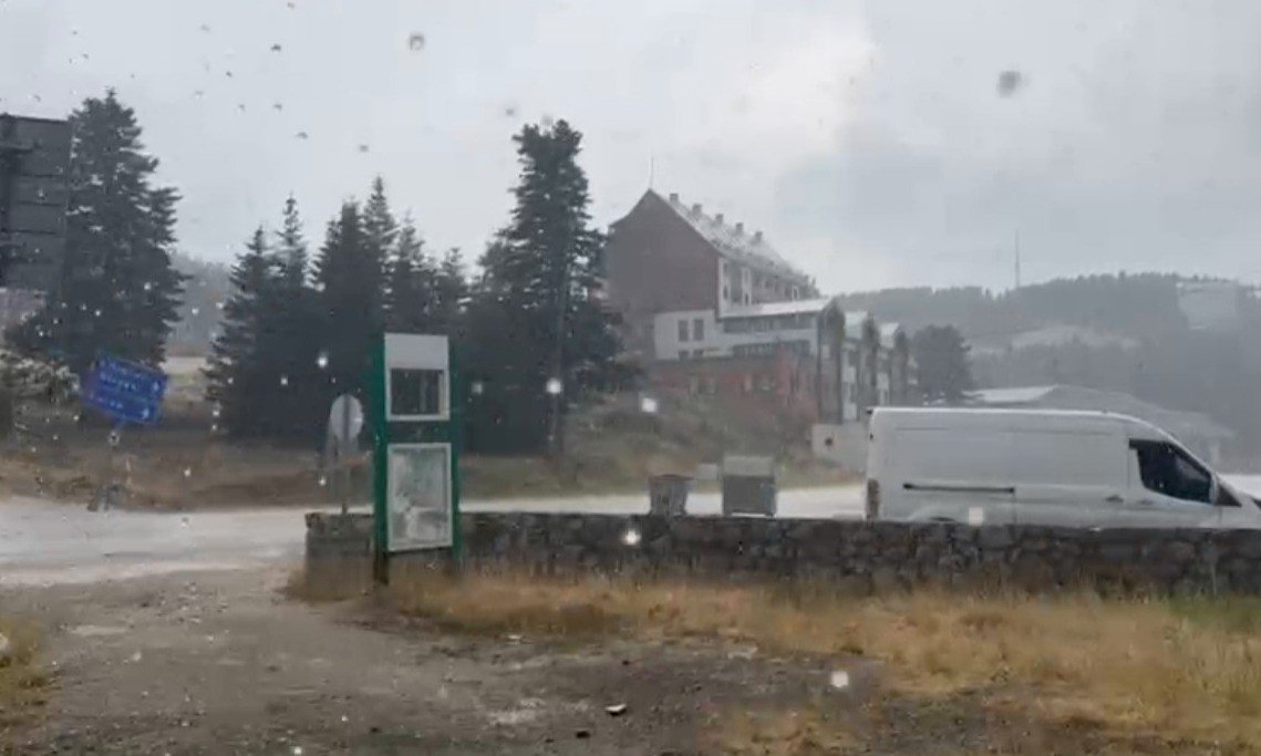 Bursa’da aşırı sıcaklıklardan bunalan vatandaşlar, 5 dakika etkili olan yağmurla