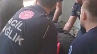 Bursa’nın Osmangazi ilçesinde 2. kattan düşen asansörde mahsur kalan vatandaş,