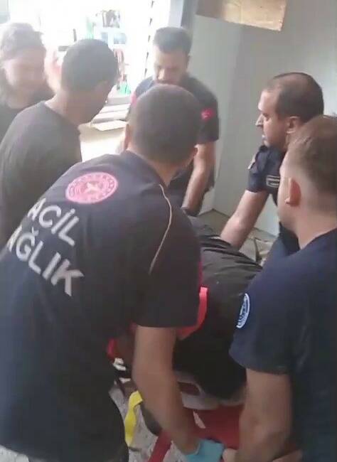 Bursa’nın Osmangazi ilçesinde 2. kattan düşen asansörde mahsur kalan vatandaş,