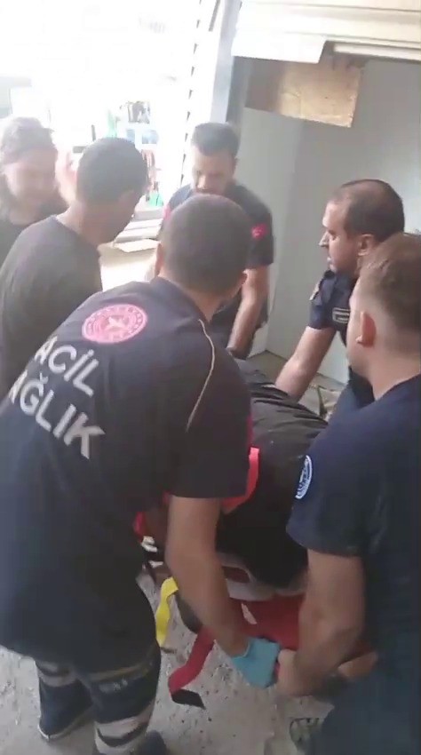 Bursa’nın Osmangazi ilçesinde 2. kattan düşen asansörde mahsur kalan vatandaş,