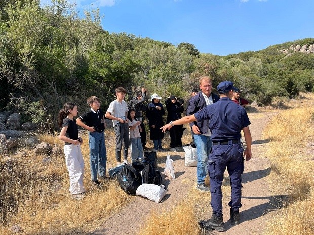 Çanakkale’nin Ayvacık ilçesinde 6’sı çocuk toplam 16 kaçak göçmen yakalandı.