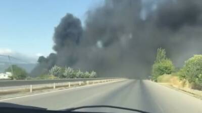 Tokat’ta bir atık kumaş deposunda yangın çıktı. Yangında gökyüzü siyah