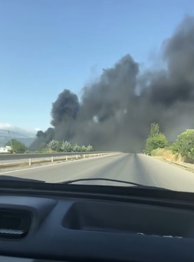 Tokat’ta bir atık kumaş deposunda yangın çıktı. Yangında gökyüzü siyah