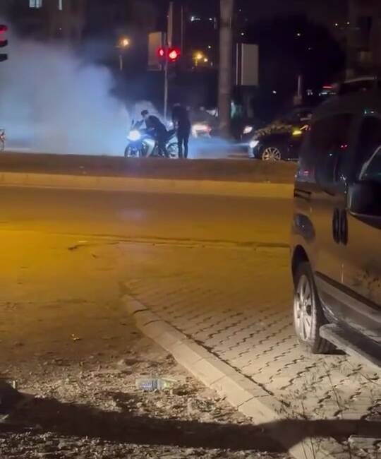 HATAY (İHA) – Hatay’da düğün konvoyunun önüne geçerek kırmızı ışıkta