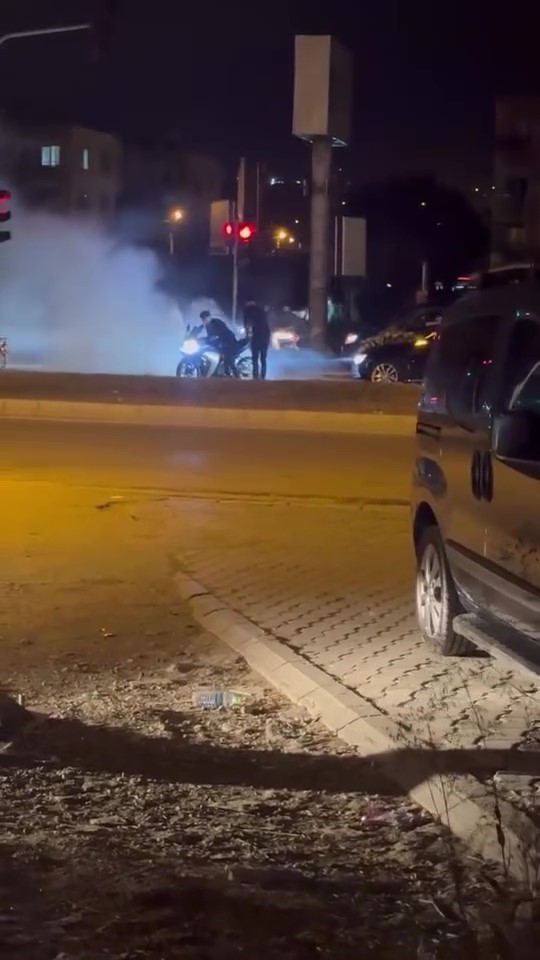 HATAY (İHA) – Hatay’da düğün konvoyunun önüne geçerek kırmızı ışıkta