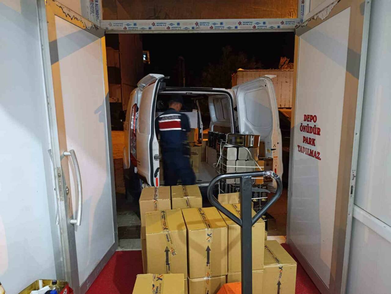 Balıkesir’in Edremit ilçesinde sahte zeytinyağı üretimi yapılan bir depoya düzenlenen