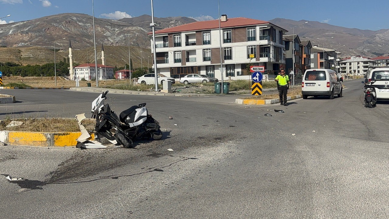 Erzincan’da elektrikli bisiklet ile otomobilin çarpışması sonucu meydana gelen trafik