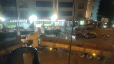 Nevşehir’de freni çekilmeyen tır, geri geri giderek 2 araca çarptıktan