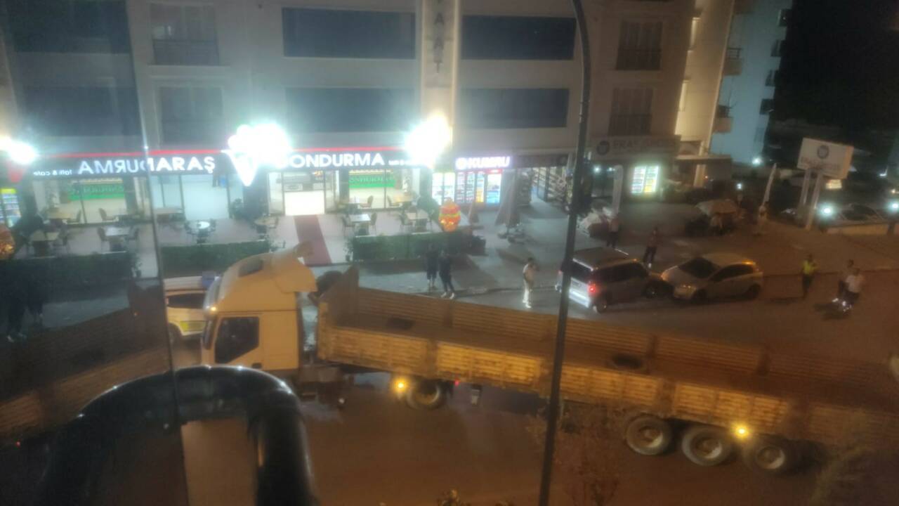 Nevşehir’de freni çekilmeyen tır, geri geri giderek 2 araca çarptıktan