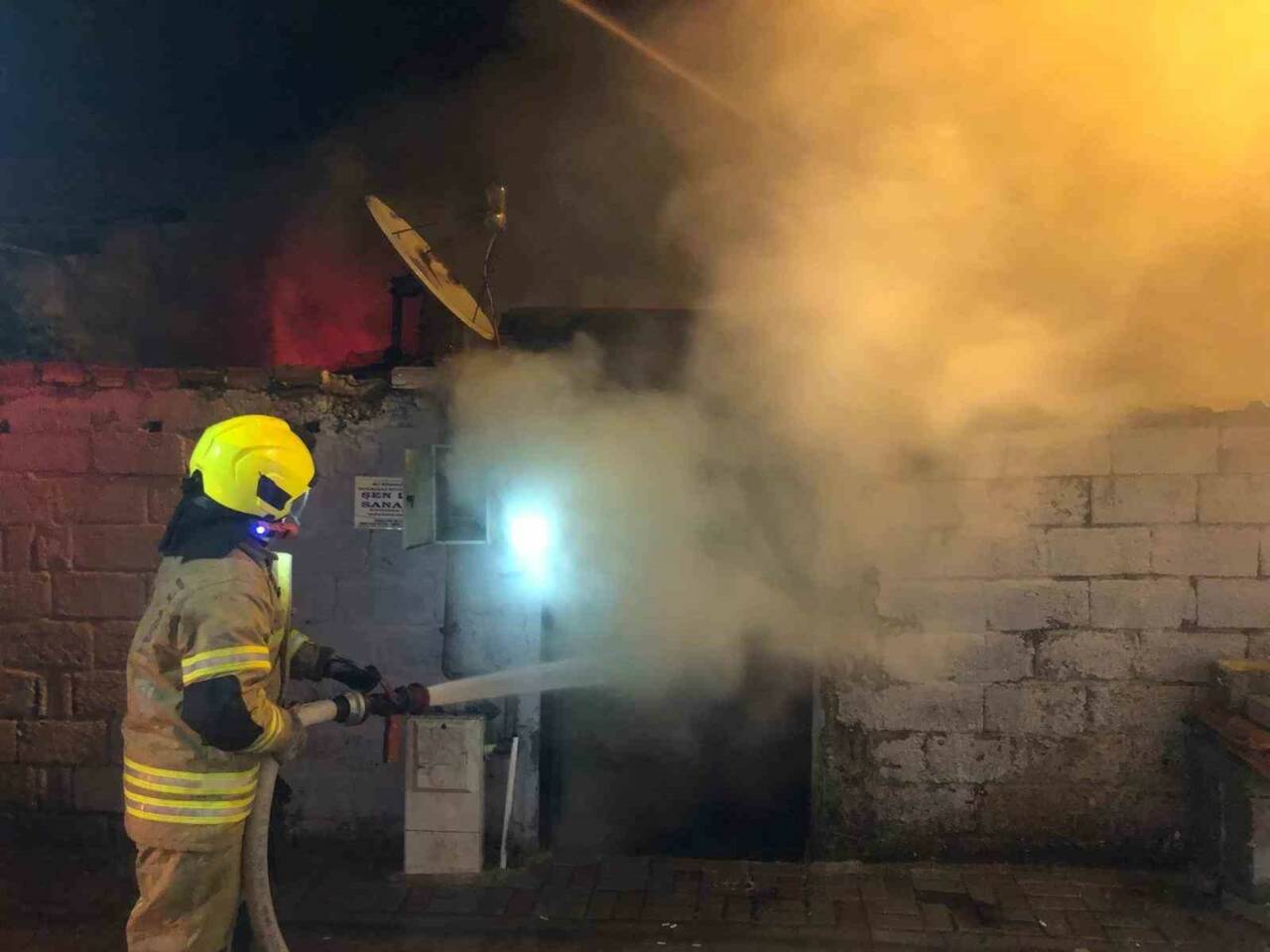 Balıkesir’in Gönen ilçesinde bir evde çıkan yangın, itfaiye ekiplerinin müdahalesiyle