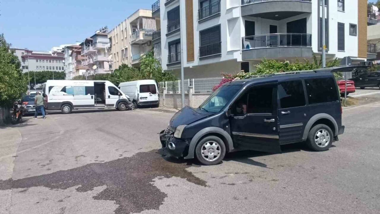 Antalya’nın Manavgat ilçesinde seyir halindeki hafif ticari araç servis minibüsü