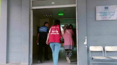 Hatay’da, evlatlarıyla kapı kapı gezerek ve trafikte araçlardan para isteyerek