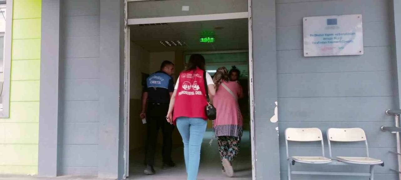 Hatay’da, evlatlarıyla kapı kapı gezerek ve trafikte araçlardan para isteyerek