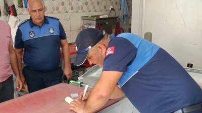 Adana’nın Kozan ilçesinde hijyen kurallarına uyulmadan otomobil bagajında et taşınılmasına