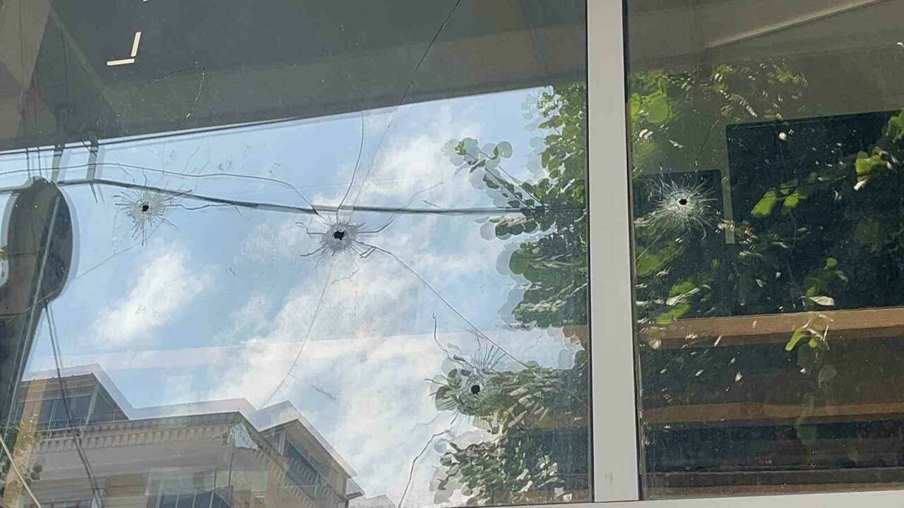 İstanbul Esenyurt’ta iki şahıs, gece yarısı bir işyerini kurşunladı. Uzun