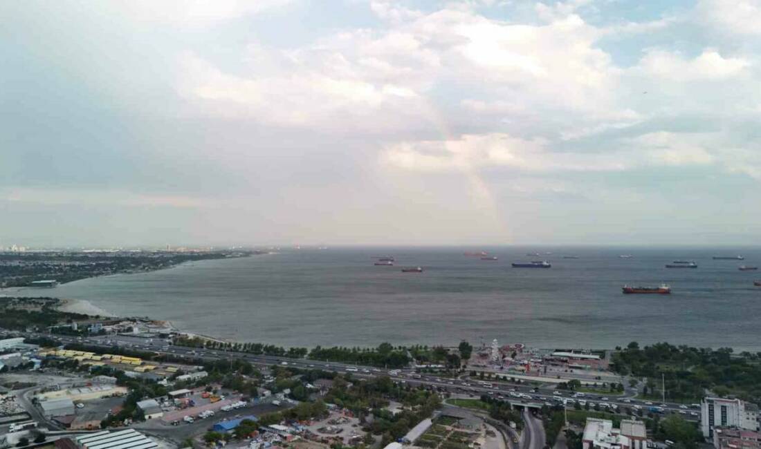 İstanbul’da etkili olan fırtına ve yağış beraberinde gün batımında gökkuşağı