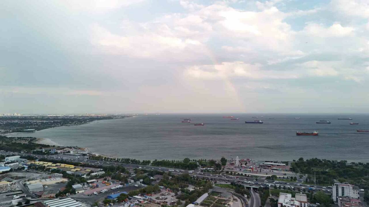 İstanbul’da etkili olan fırtına ve yağış beraberinde gün batımında gökkuşağı