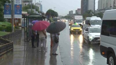 İstanbul’da gece saatlerinde başlayan sağanak yağış, sabahın ilk ışıklarıyla birlikte