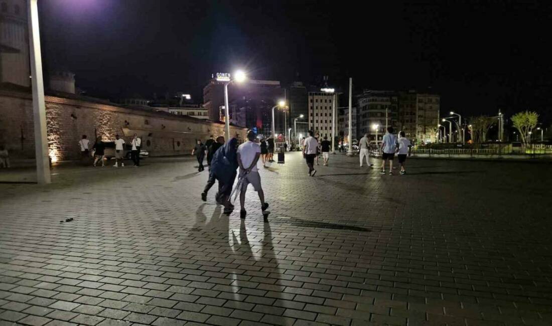 Meteoroloji Genel Müdürlüğü’nün gök gürültülü sağanak yağış uyarısı yaptığı İstanbul’da