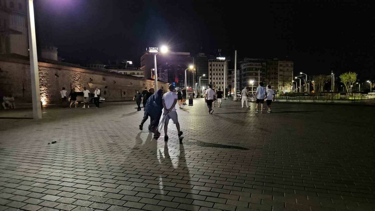 Meteoroloji Genel Müdürlüğü’nün gök gürültülü sağanak yağış uyarısı yaptığı İstanbul’da