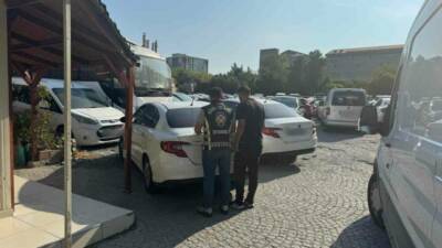 İstanbul’da trafiği tehlikeye düşürerek tehlikeli hareketler yapan 3 şahıs polis