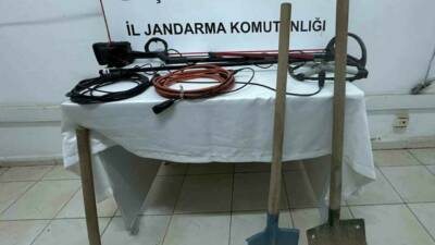 Şanlıurfa’nın Suruç ilçesinde define bulmak için kazı yapan 4 zanlı,