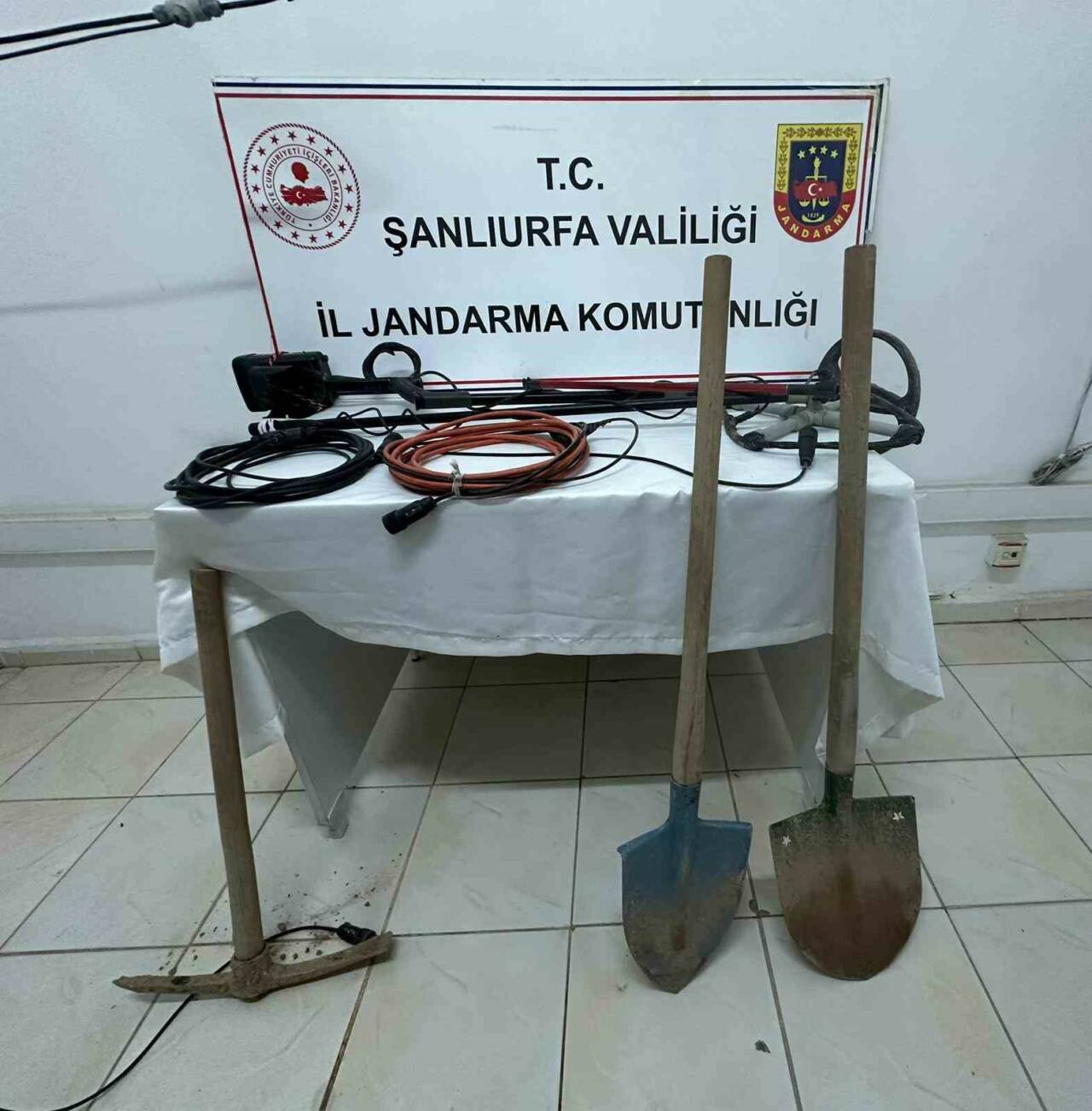 Şanlıurfa’nın Suruç ilçesinde define bulmak için kazı yapan 4 zanlı,