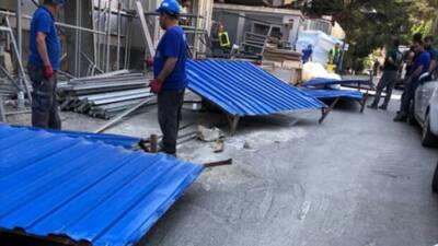 İSTANBUL (AA) – Kadıköy’de bir kadın, rüzgarın etkisiyle yerinden savrulan