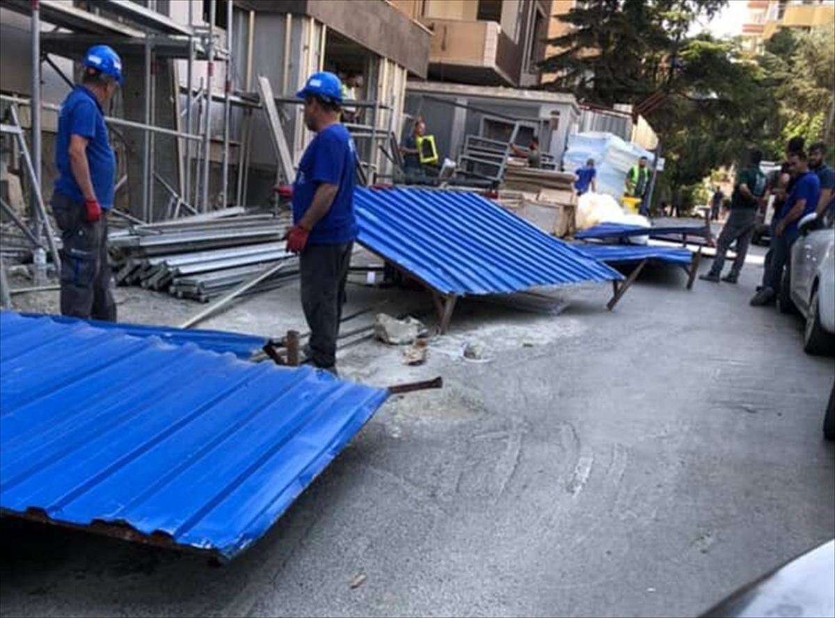 İSTANBUL (AA) – Kadıköy’de bir kadın, rüzgarın etkisiyle yerinden savrulan