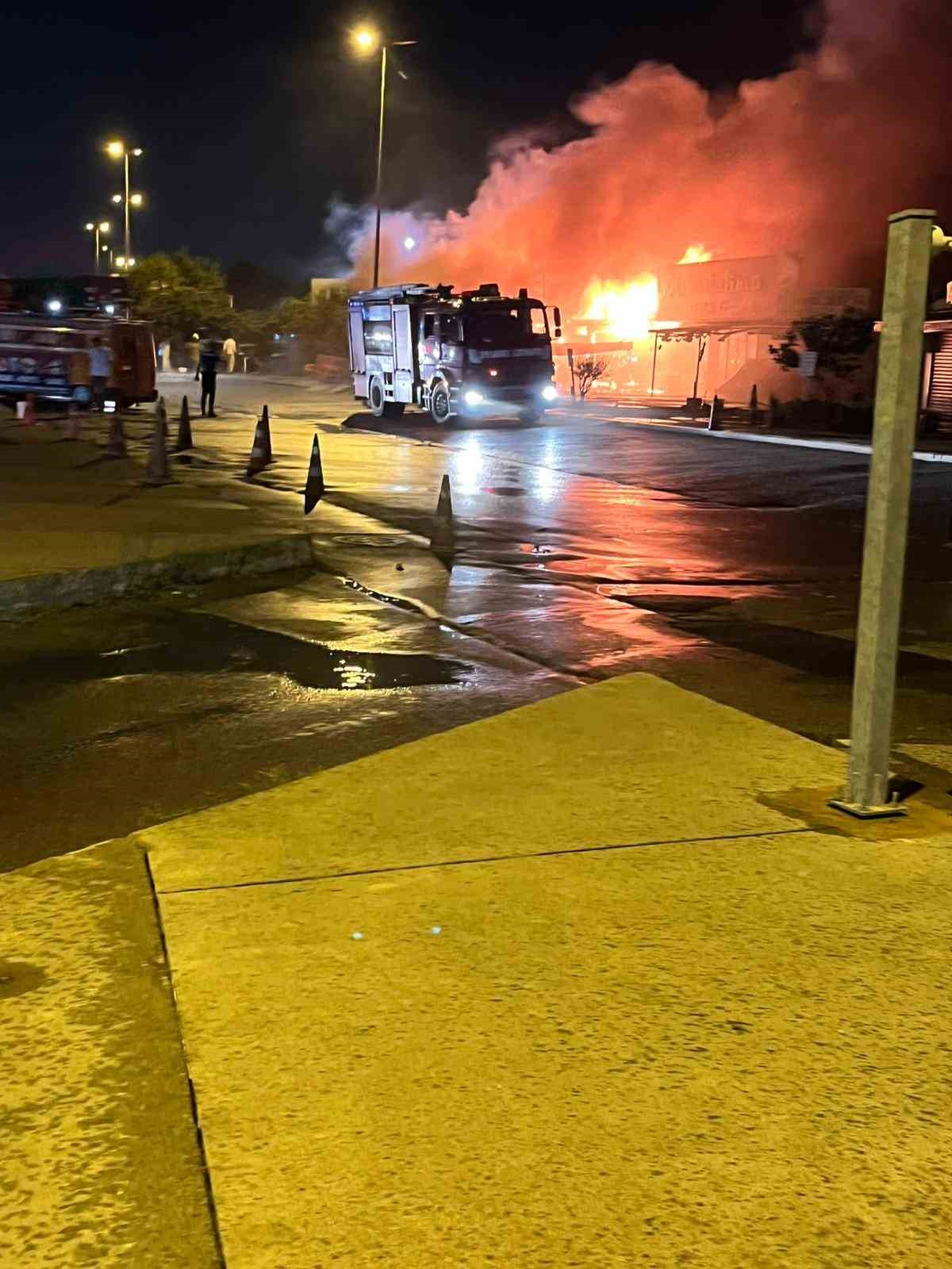 Kartal’daki balıkçı barınağında gece saatlerinde başlayan yangın kısa sürede büyüdü.