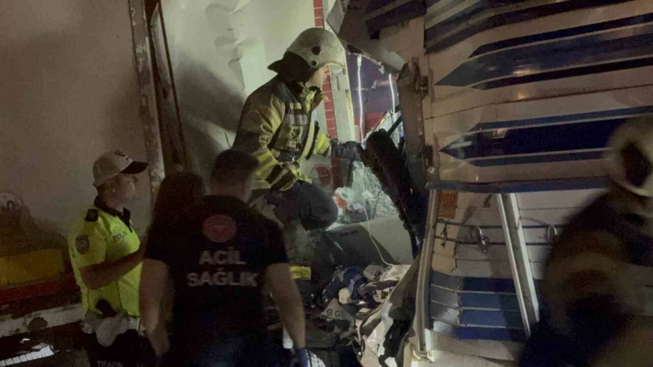 Kocaeli’nin Çayırova ilçesinde 3 aracın karıştığı zincirleme trafik kazasında bir