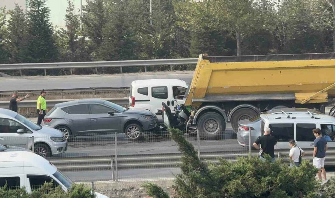 Kocaeli D100 Karayolu’nda hafriyat kamyonu ile otomobil arasında sıkışan motosiklet