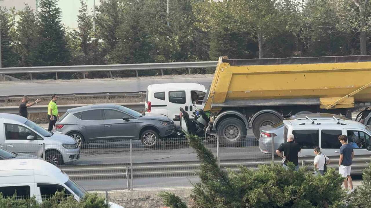 Kocaeli D100 Karayolu’nda hafriyat kamyonu ile otomobil arasında sıkışan motosiklet