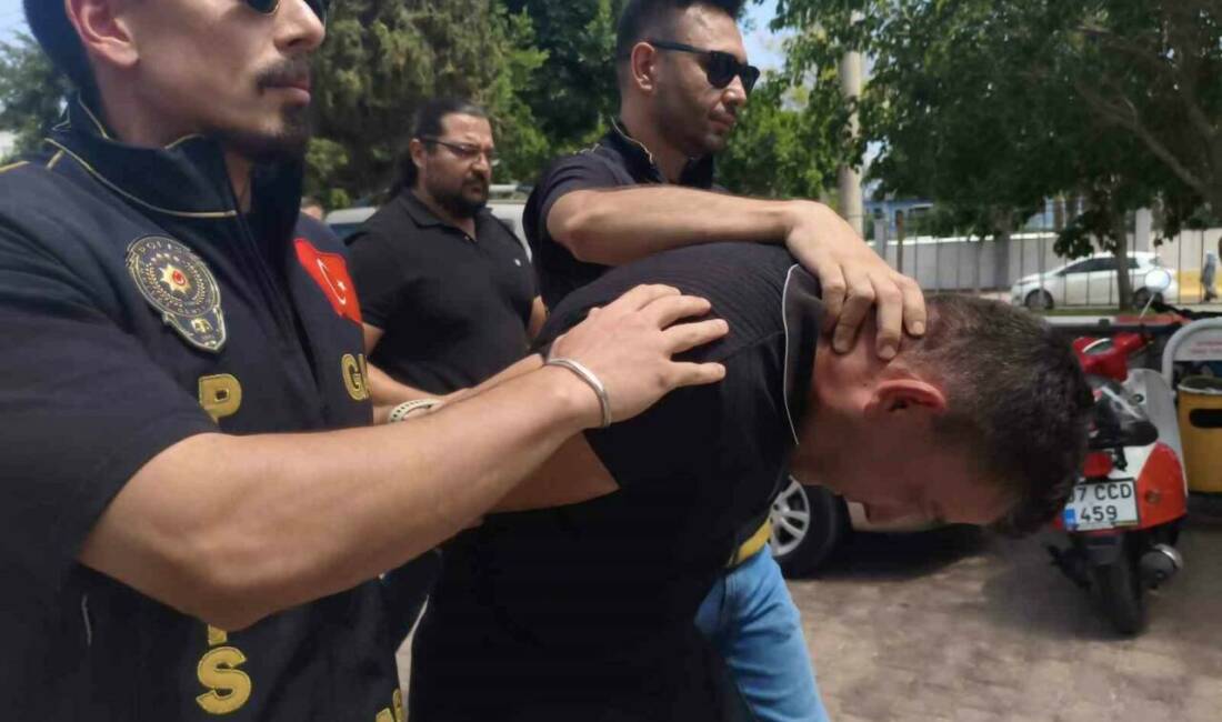 Antalya’da elindeki bıçakla kuyumcuya girip 18 bileziği gasbettikten sonra aynı