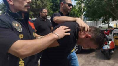 Antalya’da elindeki bıçakla kuyumcuya girip 18 bileziği gasbettikten sonra aynı